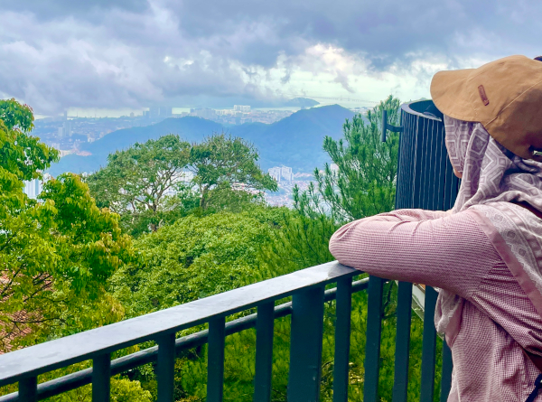 Duduk Sebentar, Tanpa Harus Pergi Ke Mana-Mana